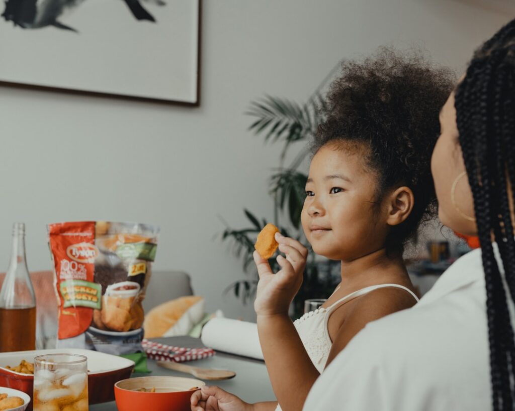 Niño que no quiere comer durante la cena familiar Niño que no quiere comer durante la cena familiar
