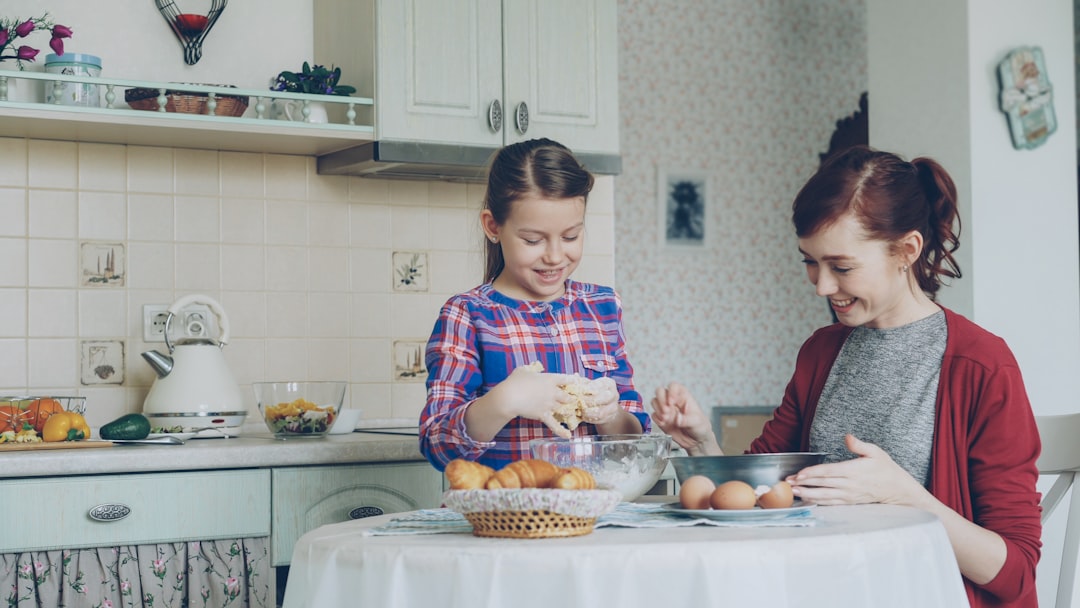 hijo no quiere comer - Madre e hijo preparando comida juntos en la cocina