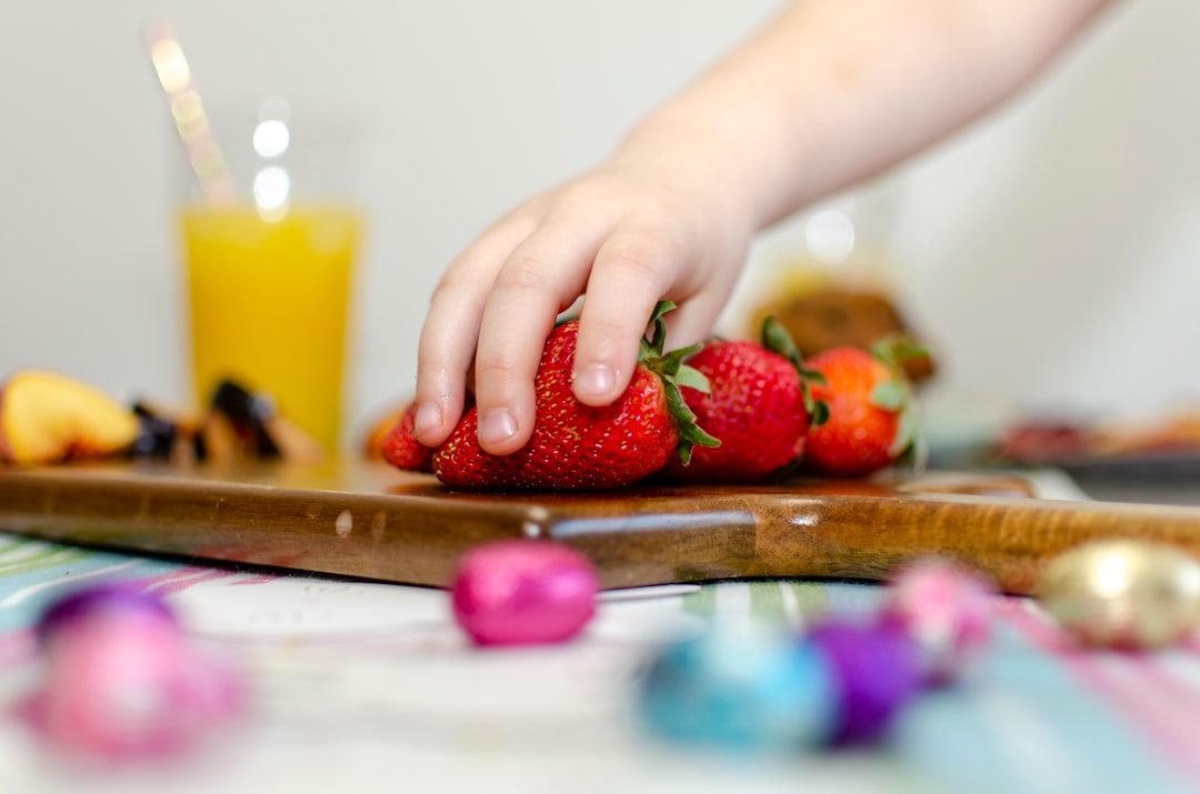 hijo no quiere comer - Niño Montessori preparando su propia comida de forma autónoma