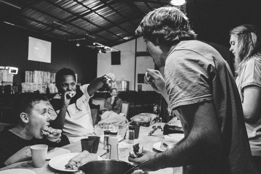 niño que no come - Familia cenando junta en un ambiente relajado