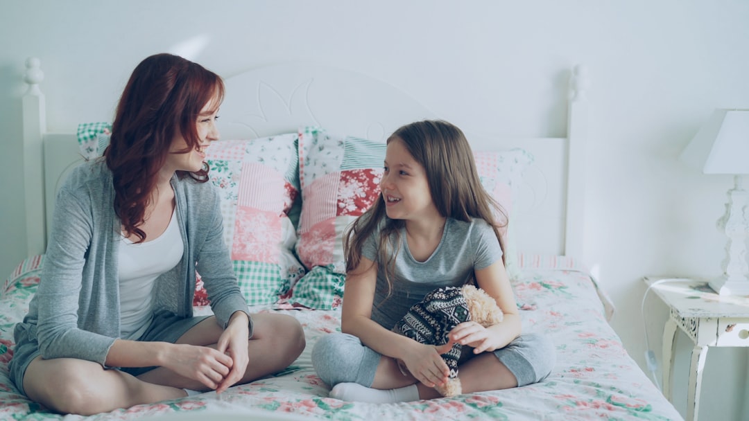 mi hijo no obedece - Padre e hijo conversando con calma en casa, poniendo límites con respeto