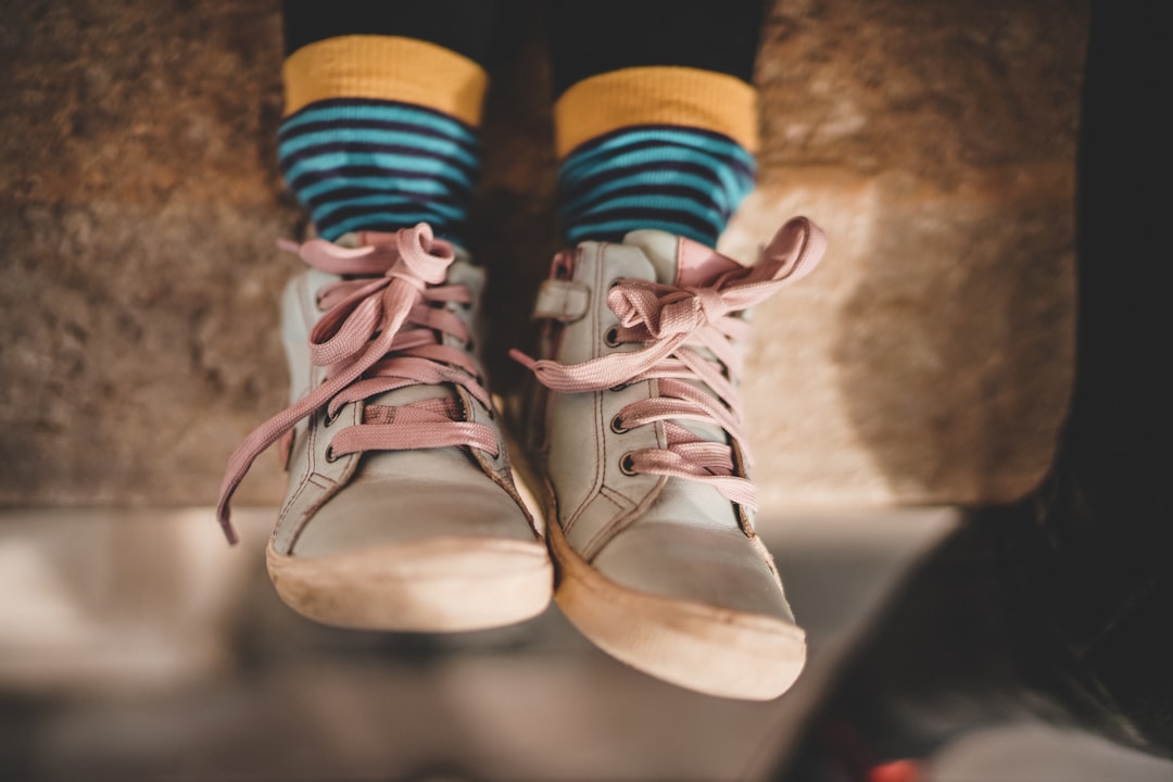 no me hace caso - Niño pequeño poniéndose los zapatos solo, autonomía Montessori en acción