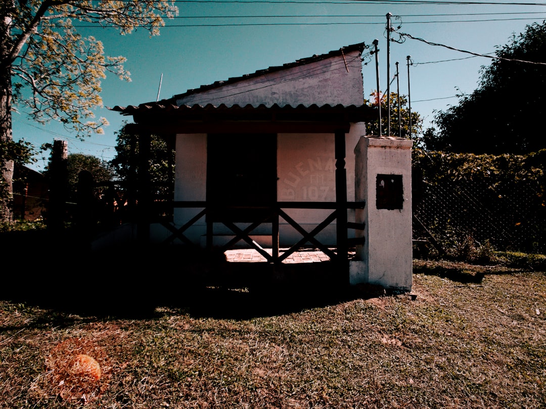 Casa de Niños Montessori en Campo de Gibraltar precio - Material sensorial de cilindros en un ambiente Montessori preparado