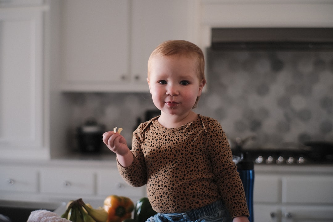 mi hijo no quiere comer - Pequeño participando en la preparación de alimentos