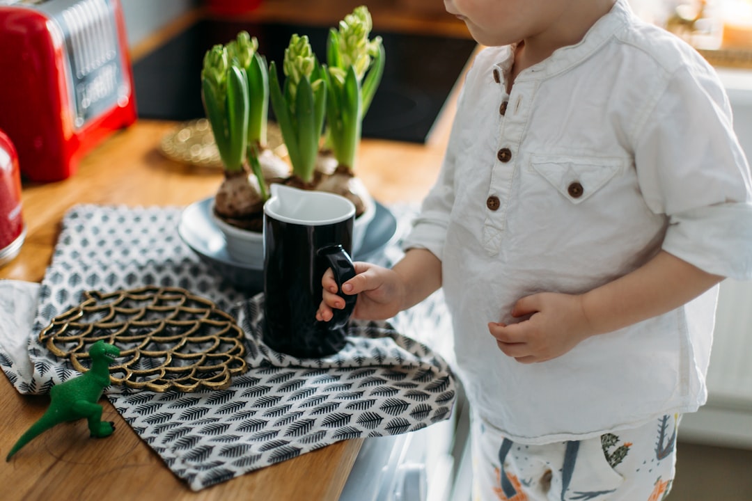 mi hijo no quiere comer - Autonomía en la mesa: un niño sirviéndose solo