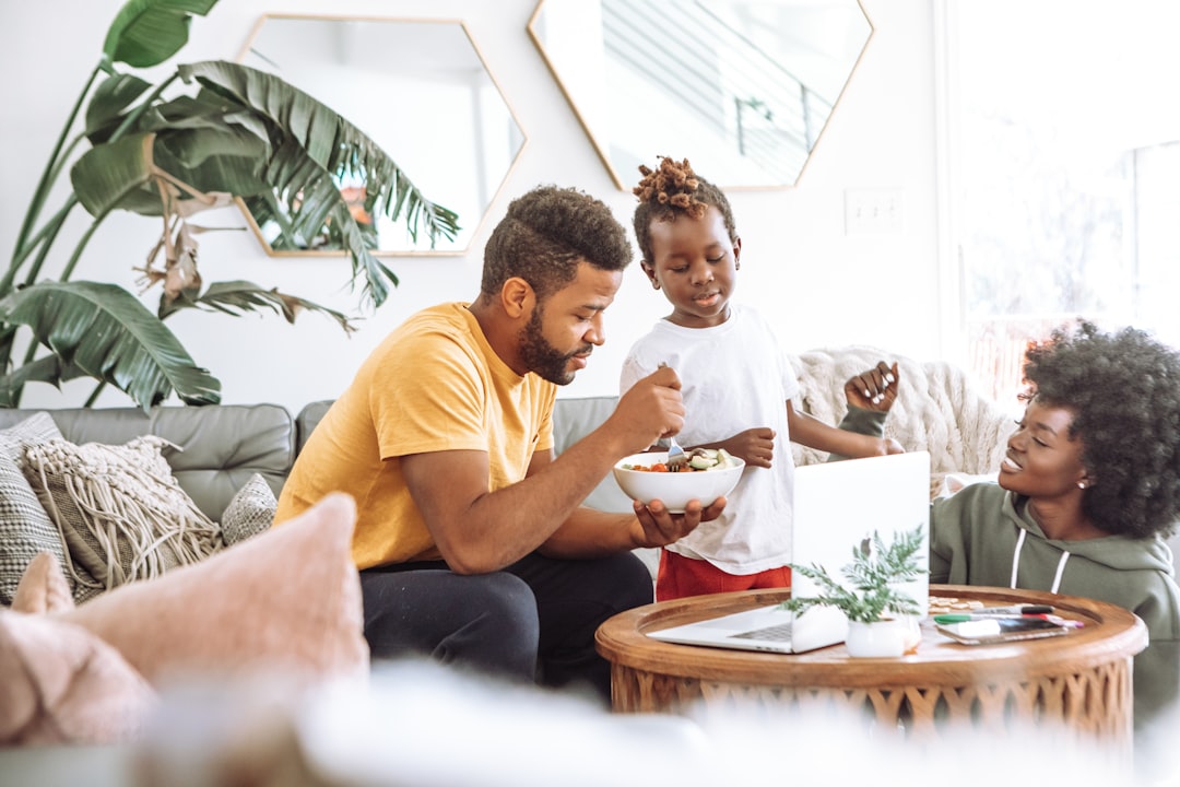 mi hijo no come - Familia compartiendo una comida en un ambiente tranquilo