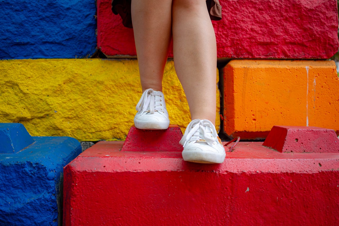 fomentar la autonomía infantil - child building blocks