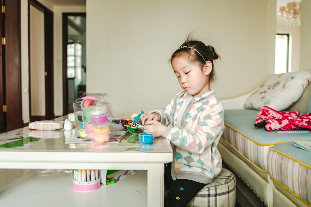 mi hijo no me escucha - Niño recogiendo sus juguetes en un ambiente preparado que facilita la autonomía