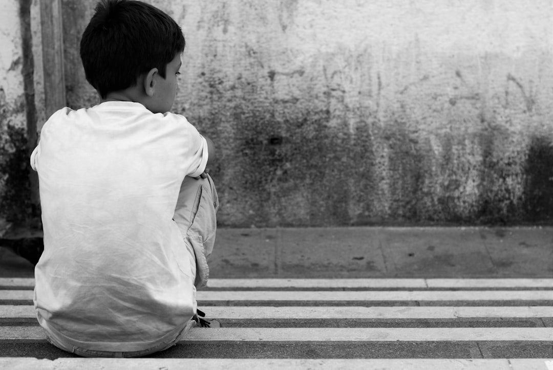hijo desobediente - Padre poniéndose a la altura de su hijo para darle una instrucción con calma