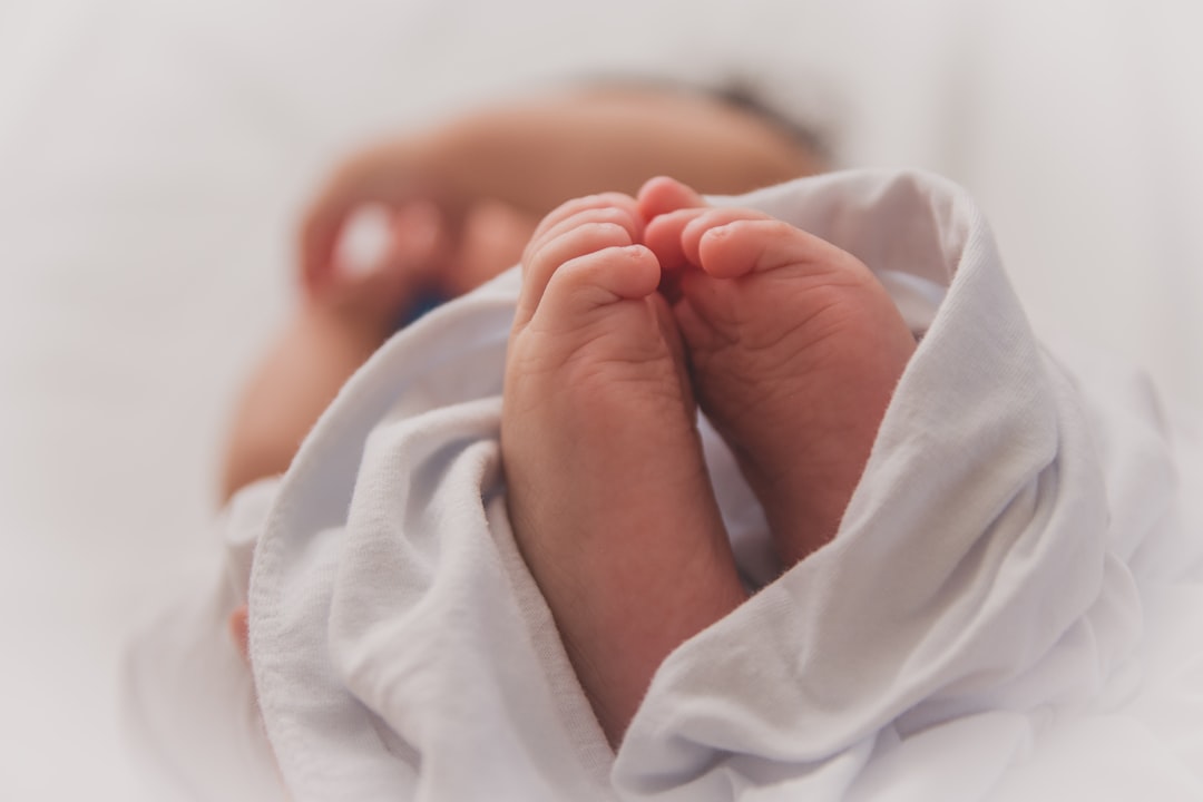 cuánto duerme un bebé según su edad - Niño pequeño durmiendo en un futón Montessori