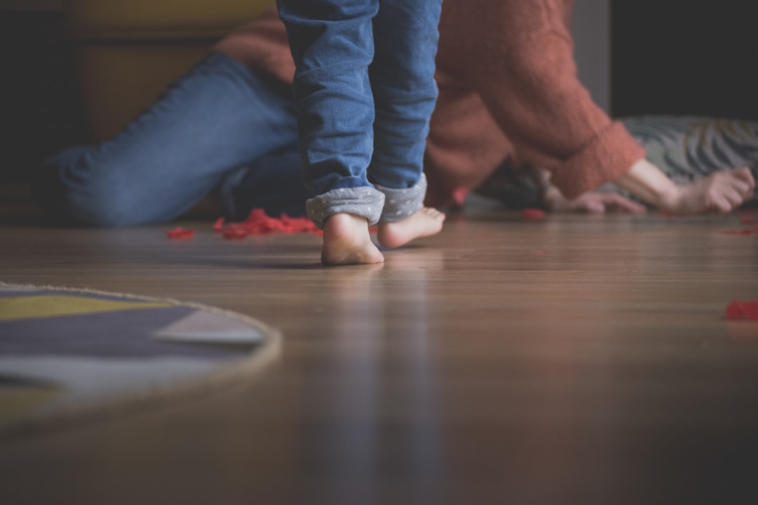 rabietas a los 2 años - Madre acompañando con calma a su hijo durante un berrinche