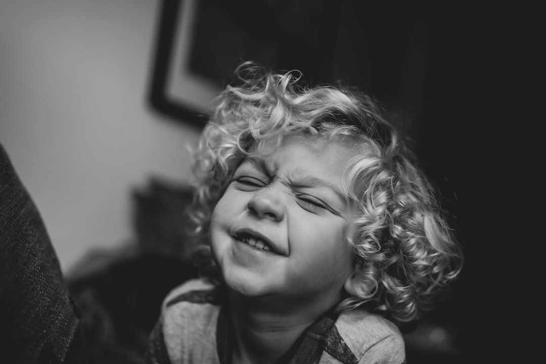 crisis de llanto - Niño aprendiendo a nombrar sus emociones con ayuda del adulto