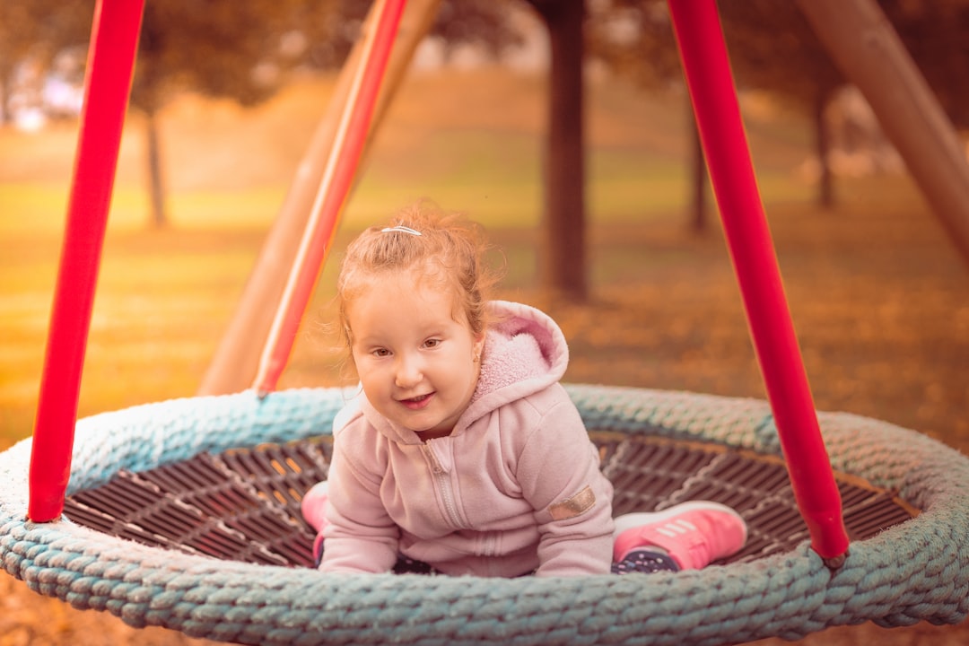 Nido Montessori - Bebé explorando materiales sensoriales en un ambiente Montessori