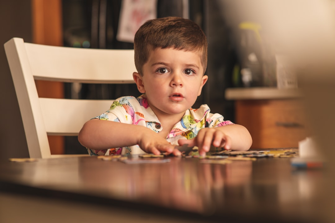 comunidad infantil Montessori - Niño trabajando de forma independiente con materiales Montessori