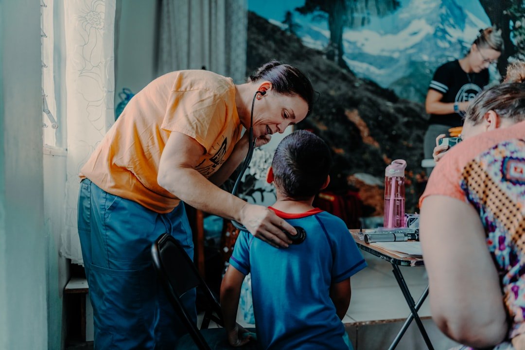 Madre reconfortando a su hijo antes de ir al colegio por la mañana