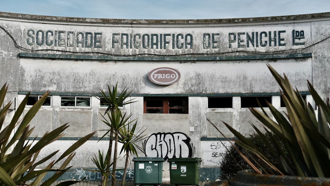 mi hijo no quiere ir al colegio - Niño aferrándose a su madre en la entrada del colegio