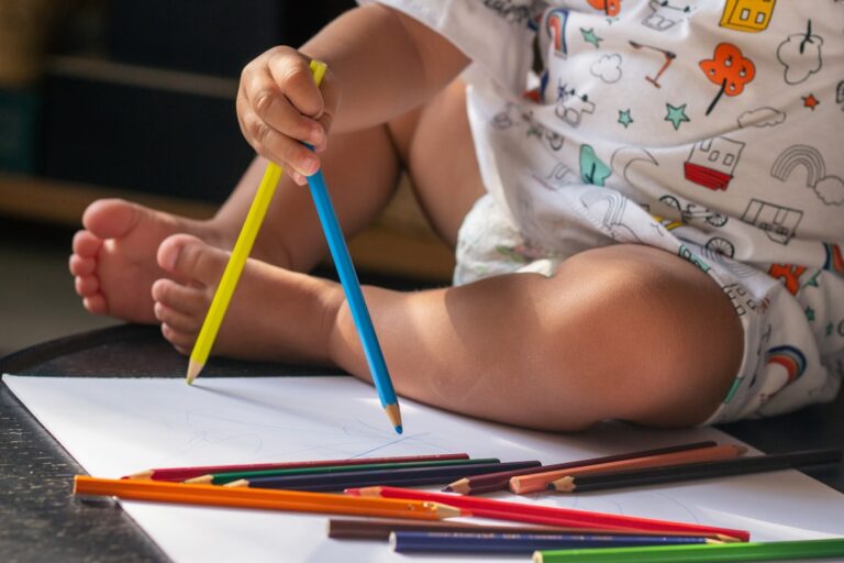 Niño concentrado en un puzzle de madera Montessori