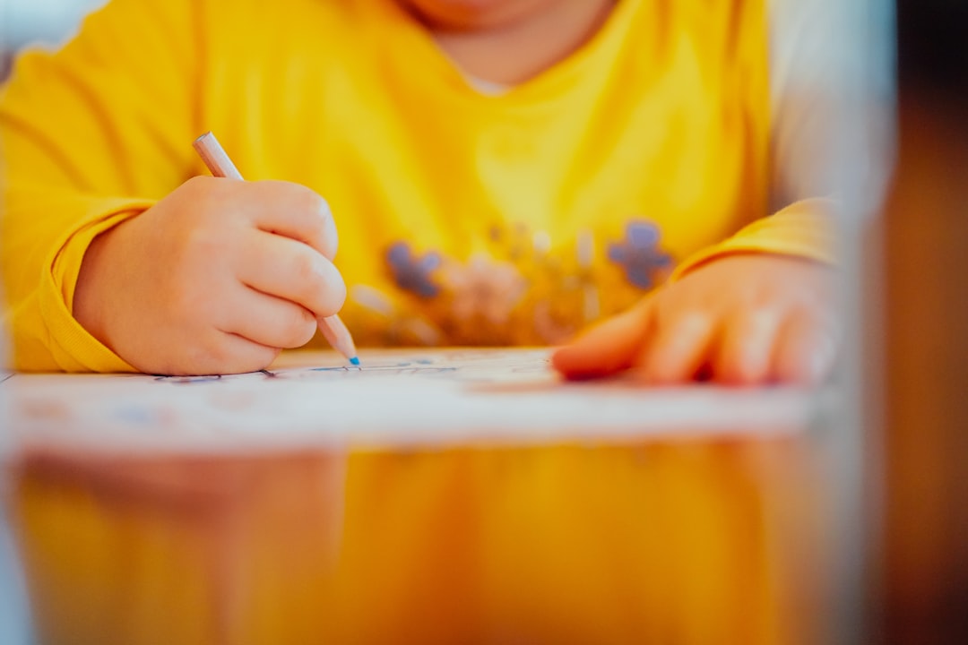 actividades para fomentar la concentración en niños - Bebé explorando una cesta de los tesoros con objetos naturales