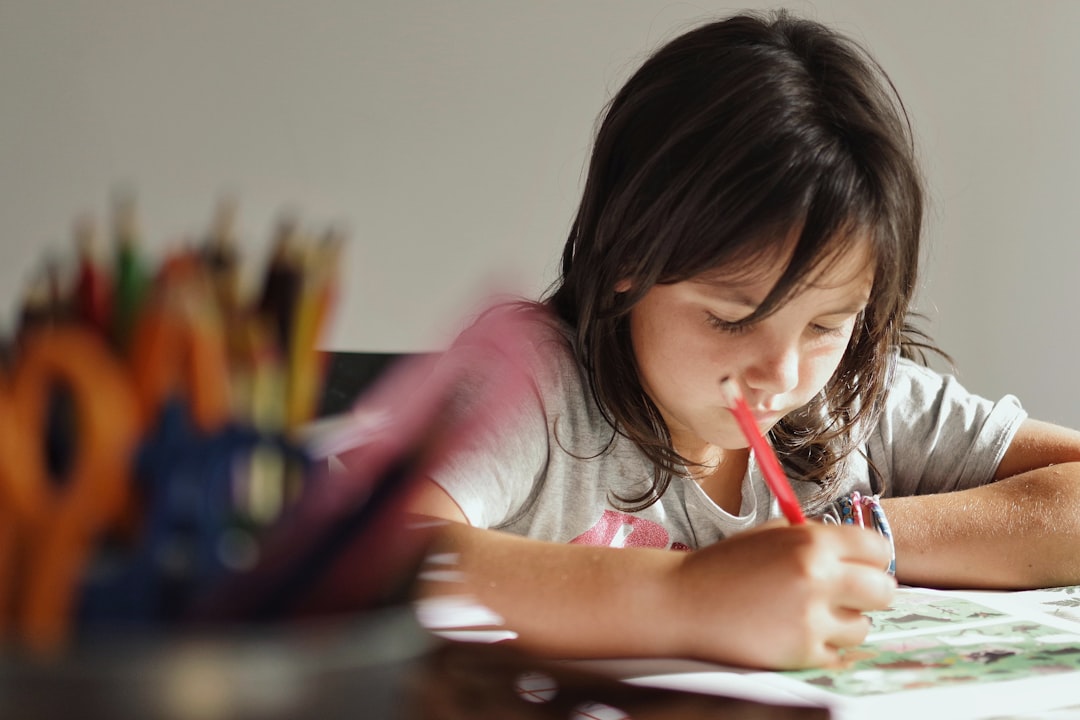 actividades para fomentar la concentración en niños - Niña barrando el suelo con escoba Montessori durante una actividad de vida práctica