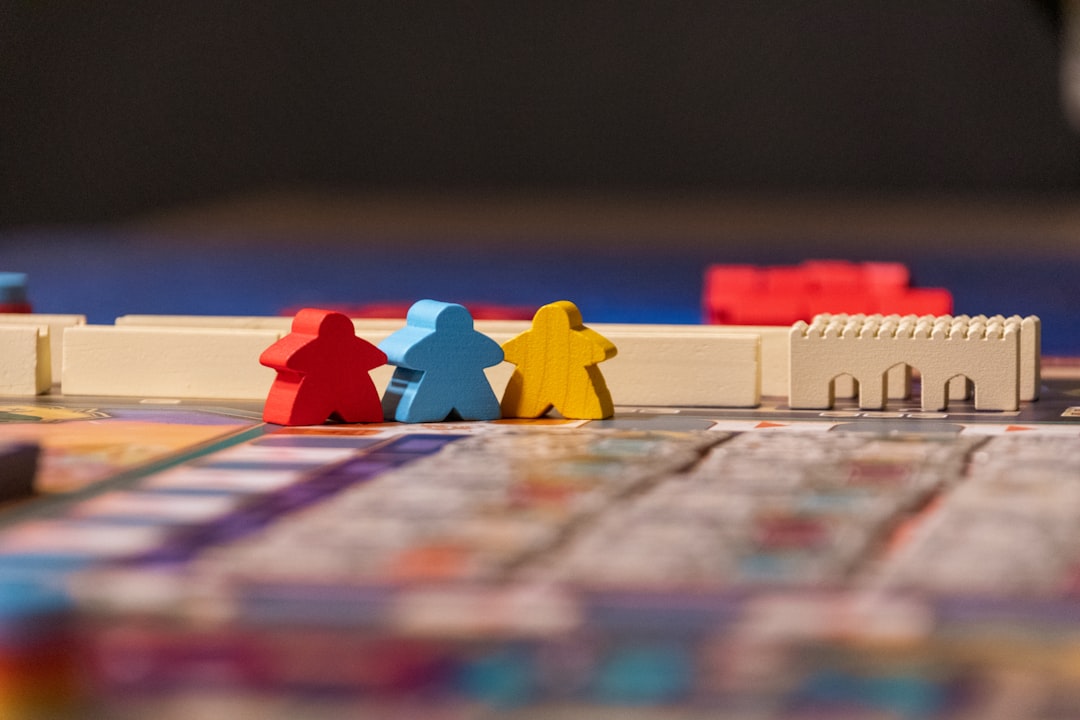 ejercicios para mejorar la atención infantil - Niños jugando un juego de mesa estratégico con mucha concentración