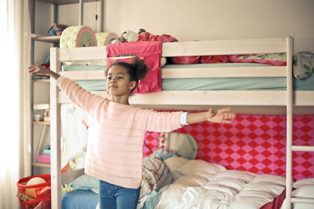 mi hijo no obedece - Ambiente Montessori en casa con estanterías bajas y materiales accesibles.