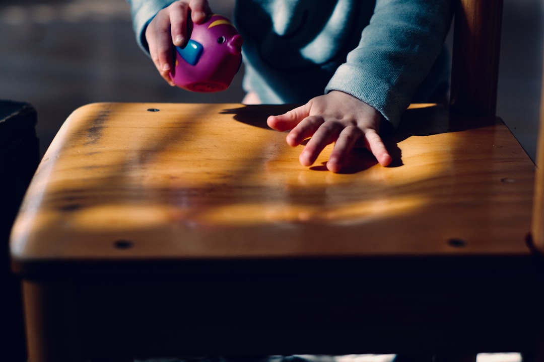 crianza sin gritos - Guía Montessori acompañando a un niño en el aula