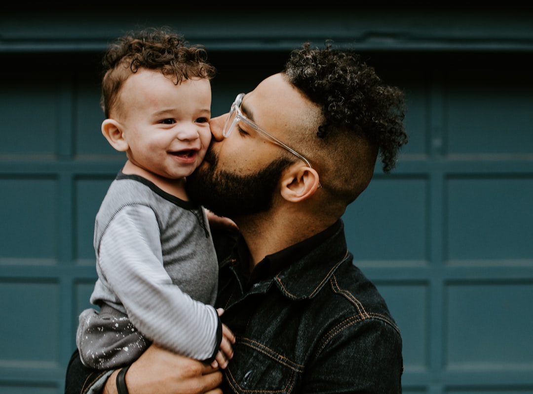 crianza sin gritos - Conexión emocional entre padre e hijo