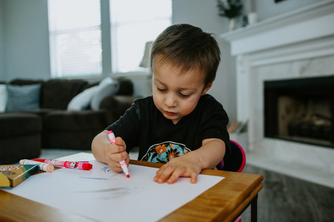 mesa infantil Montessori - Arte, puzzles, lectura: la mesa Montessori es el centro de trabajo del niño.