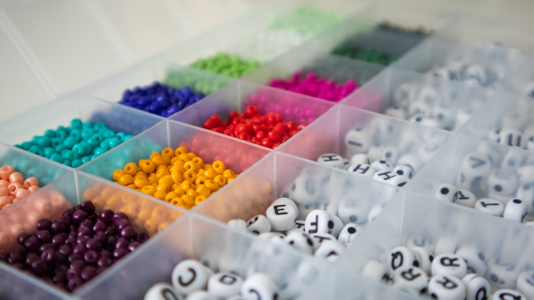 materiales Montessori por etapas - Material de perlas doradas Montessori para el sistema decimal en Taller 6-12.