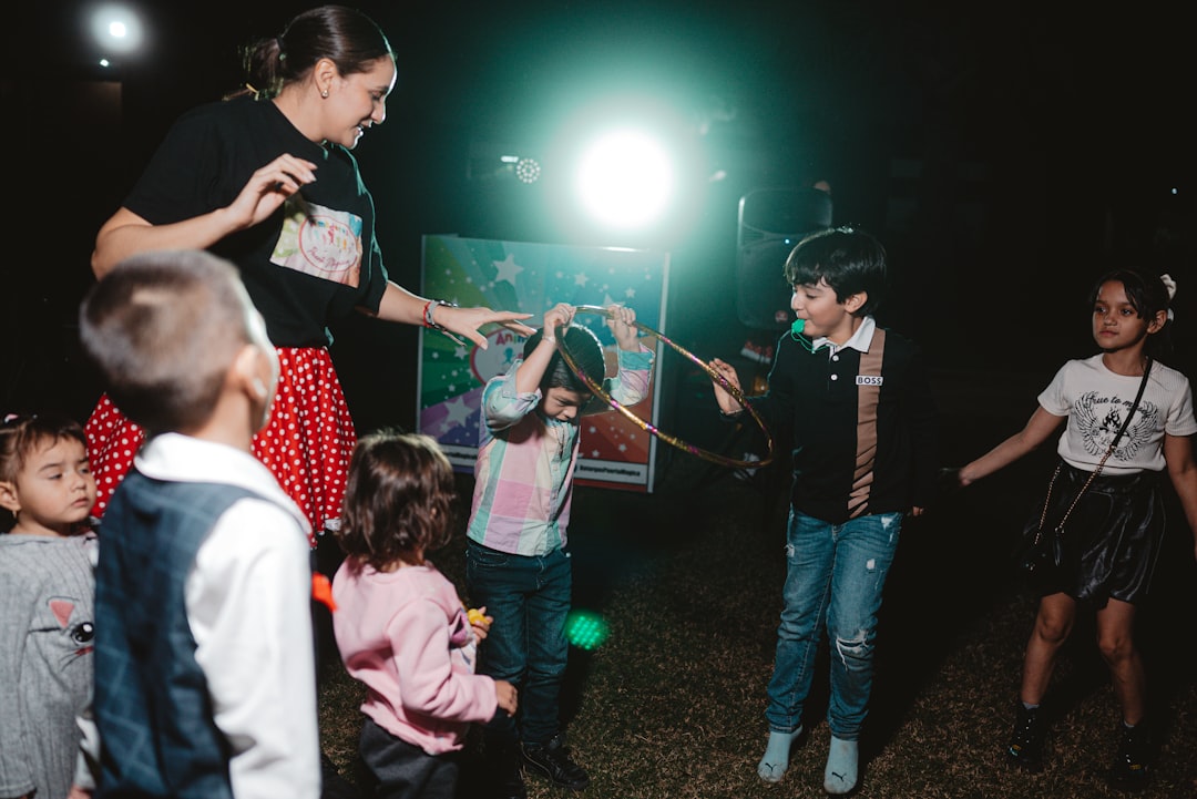 Primaria Montessori en San Roque precio - Niños del Taller disfrutando del espacio exterior en IMS Sotogrande