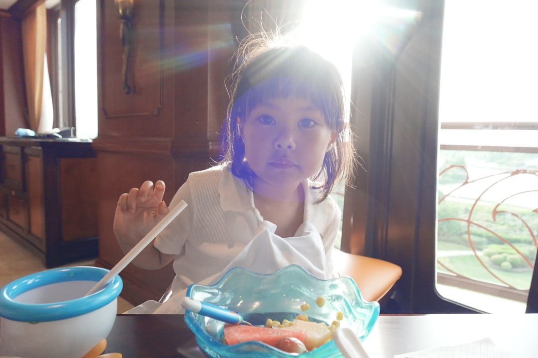 Niño disfrutando de una comida variada en un entorno tranquilo.