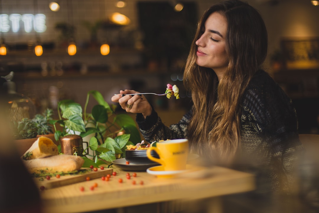 hábitos alimentarios en niños - Pequeño desarrollando autonomía mientras come solo.