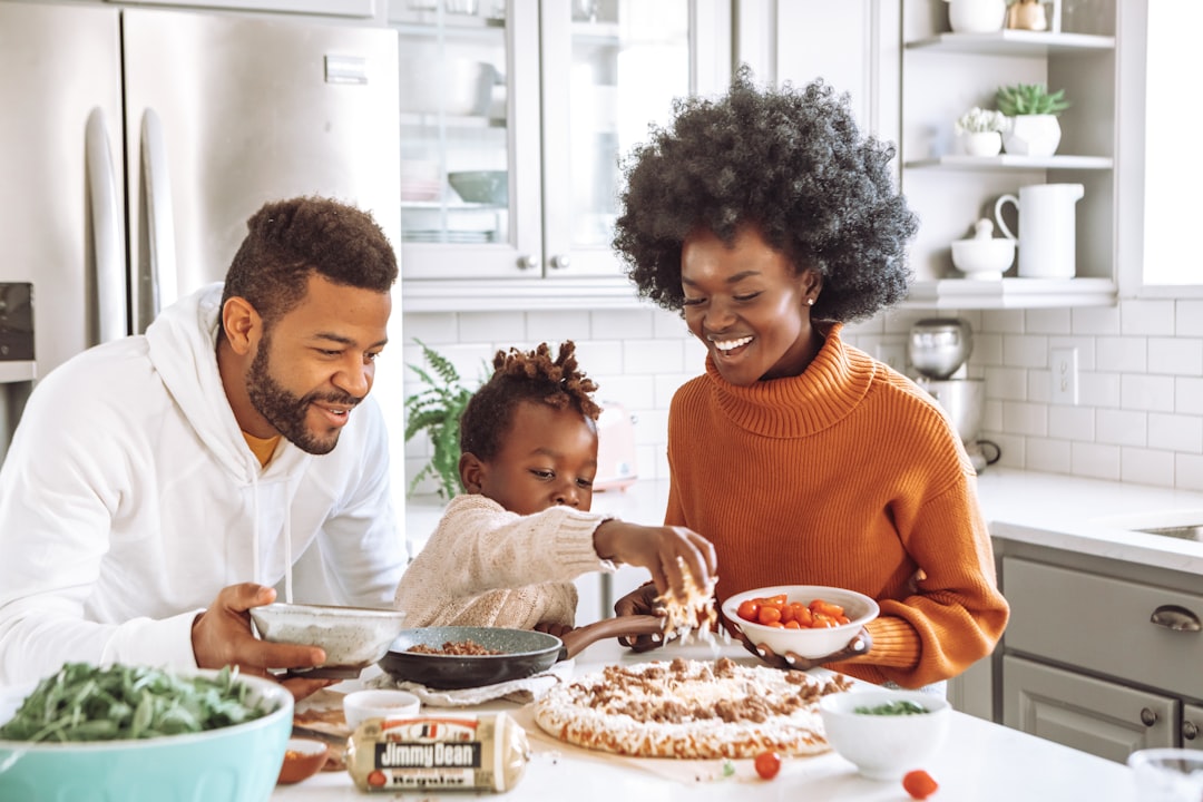 hábitos alimentarios en niños - Familia cocinando junta para fomentar buenos hábitos.