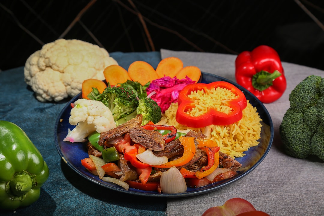 relación con la comida - Plato infantil colorido y nutritivo.
