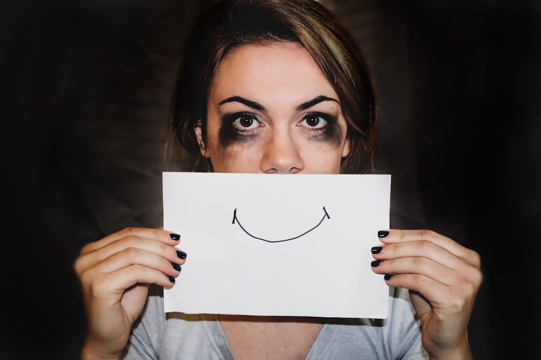 inteligencia emocional infantil - Espacio de calma en un aula Montessori con materiales sensoriales para la autorregulación