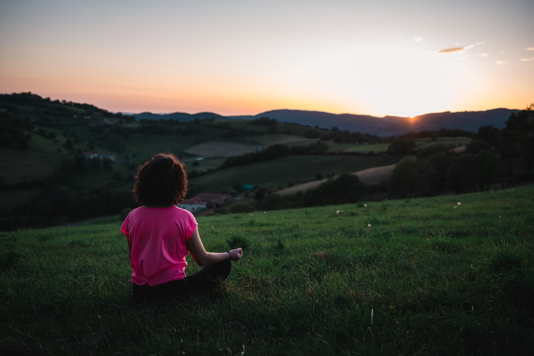 inteligencia emocional infantil - Niña practicando ejercicios de respiración como herramienta de gestión emocional