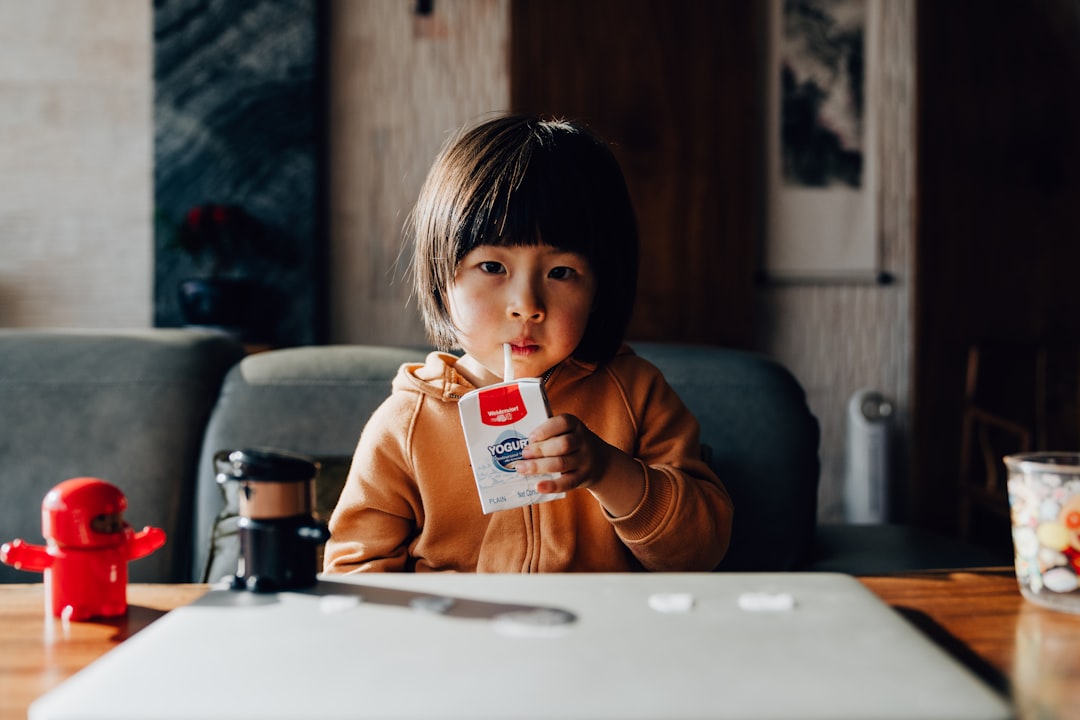 desarrollo emocional - Niño pequeño explorando tarjetas de emociones para ampliar su vocabulario emocional