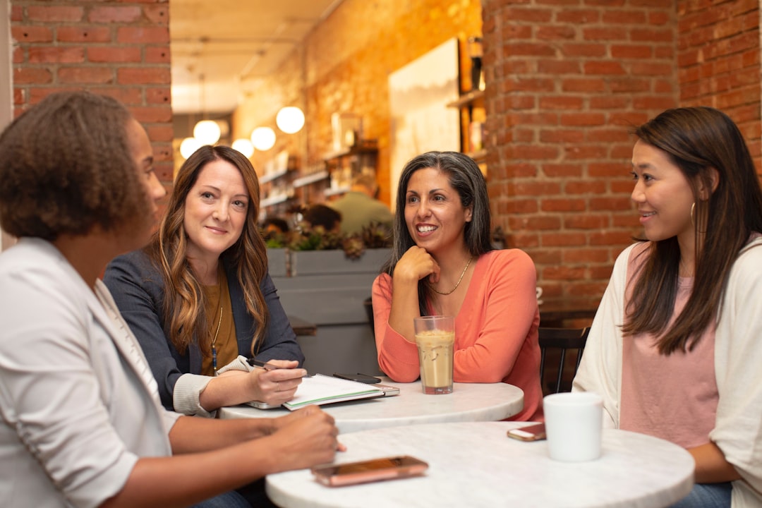 pequeño que no obedece - En la adolescencia, las reuniones familiares semanales donde todos proponen soluciones fortalecen la autonomía responsable.