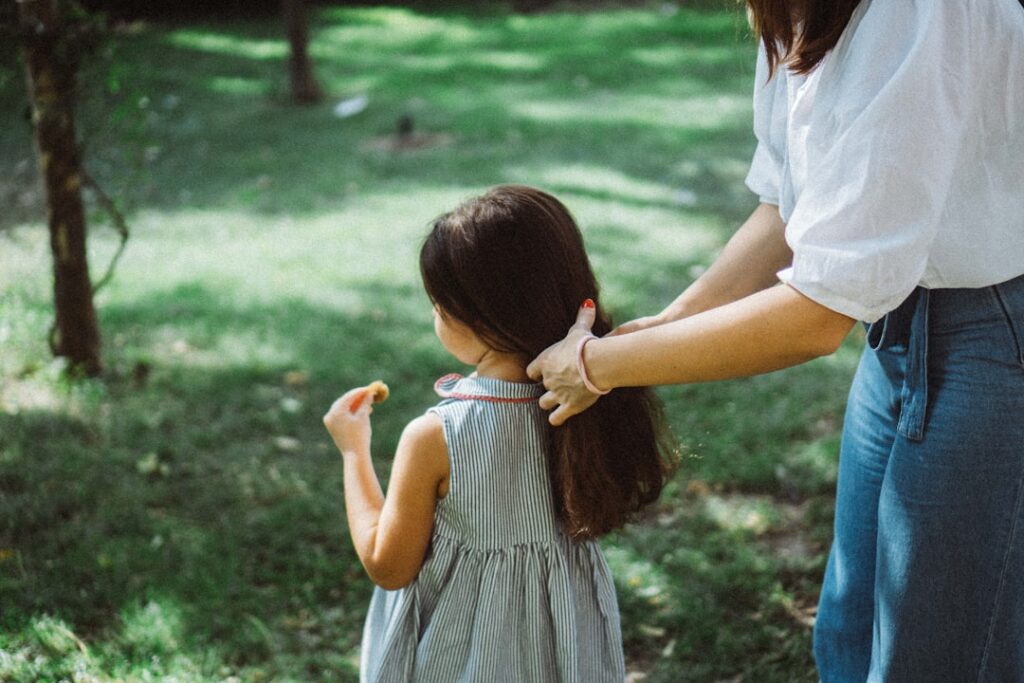 Niño aprendiendo a vestirse solo con la ayuda paciente de su madre Niño aprendiendo a vestirse solo con la ayuda paciente de su madre