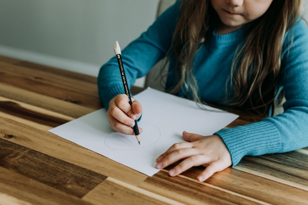 fallos en la crianza - Niño concentrado dibujando sin correcciones adultas