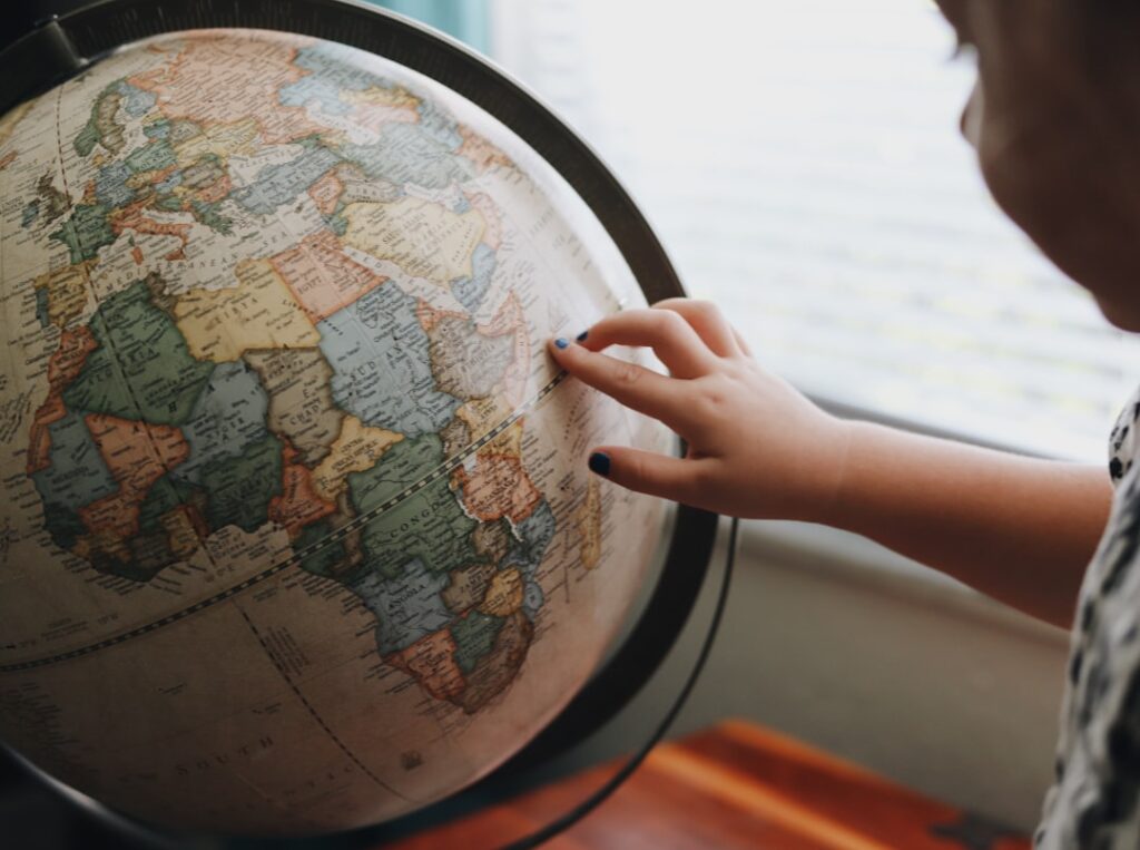 Niño construyendo un globo terráqueo con material Montessori de geografía. Niño construyendo un globo terráqueo con material Montessori de geografía.