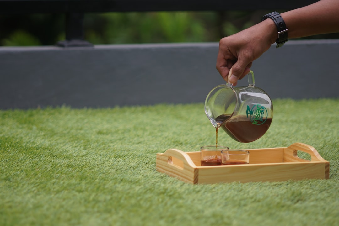 actividades Montessori para la motricidad fina - Detalle de manos infantiles trabajando con cilindros de madera sensoriales