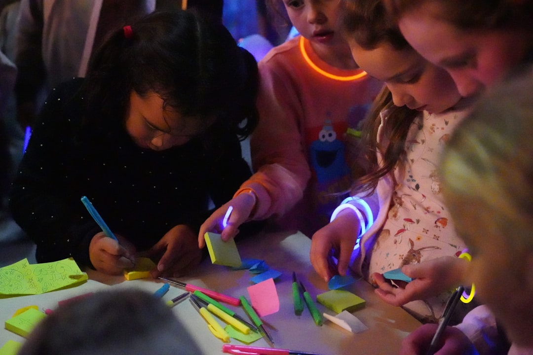 actividades Montessori para la motricidad fina - Niña usando tijeras de punta redonda para una manualidad creativa