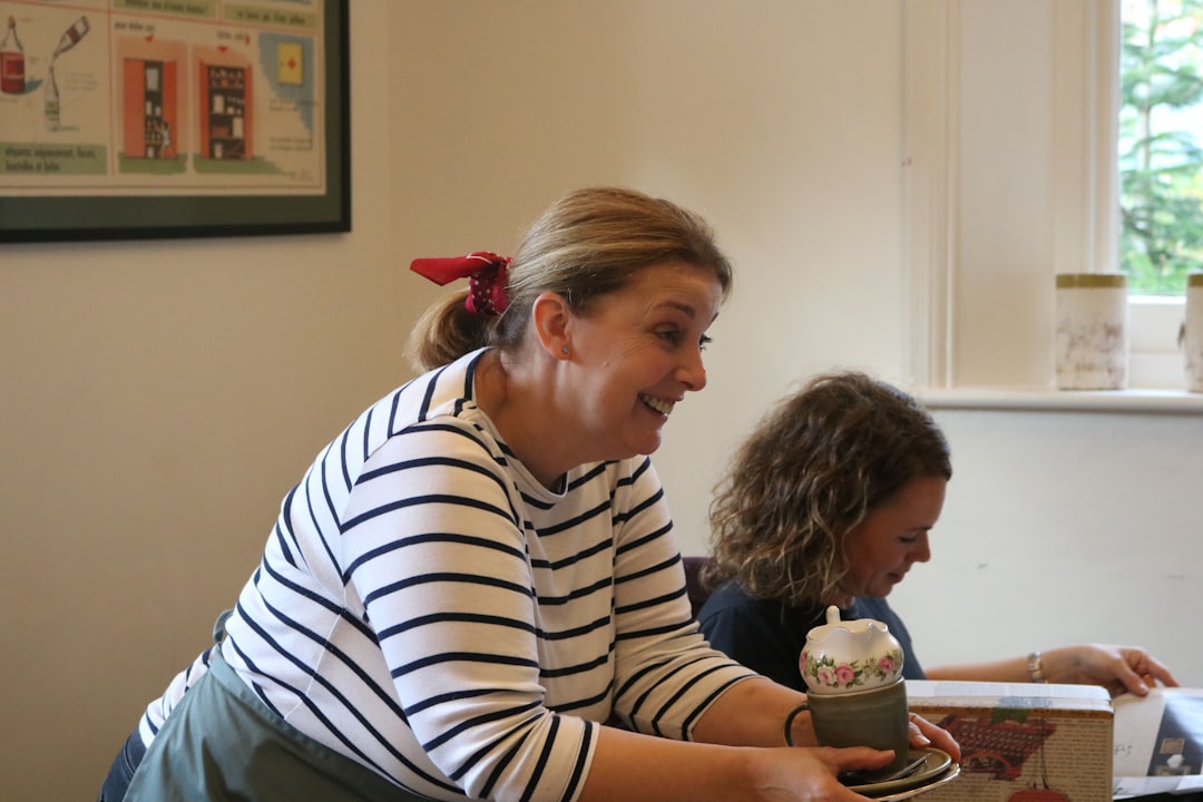primaria Montessori en Estepona - Guía Montessori acompañando a un alumno en el aula Taller