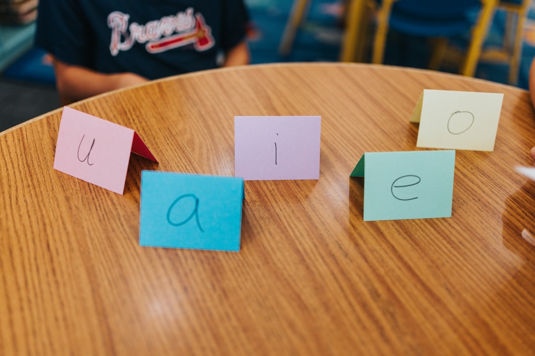 Niños trabajando en proyectos colaborativos en un aula Montessori de primaria