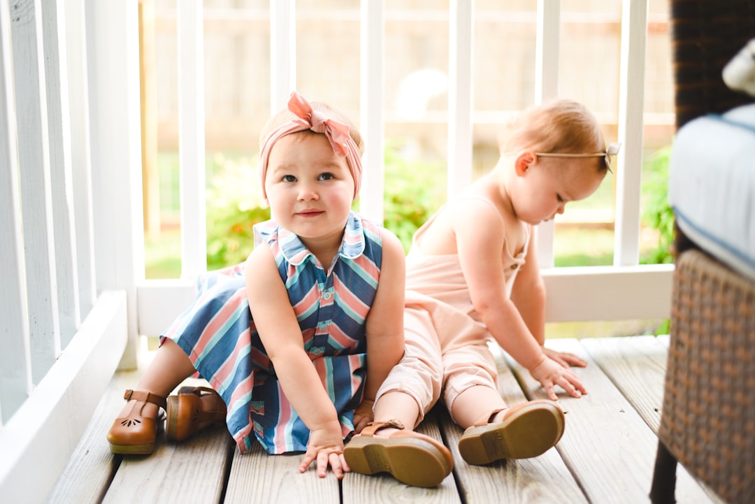planos de desarrollo Montessori - Niña de 2 años vistiéndose sola, ejercitando la autonomía del primer plano