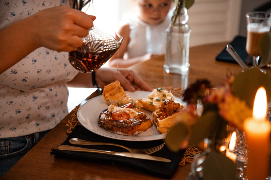 crianza sin pantallas - Una cena sin móvil abre espacio para la conversación real entre padres e hijos.