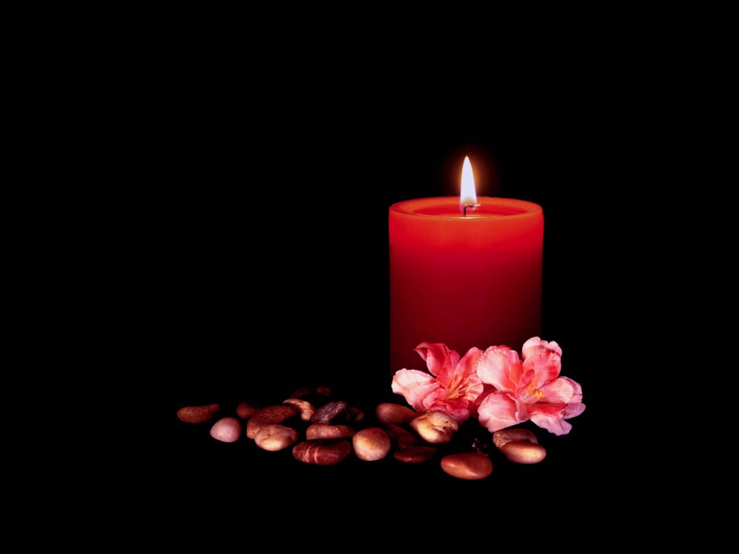 contarle a un niño que alguien ha muerto - Un pequeño altar casero con una vela y flores para recordar a alguien especial