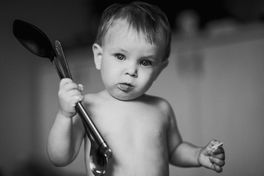actividades para la motricidad fina en casa - Bebé explorando utensilios de cocina reales, desarrollo sensorial y manual