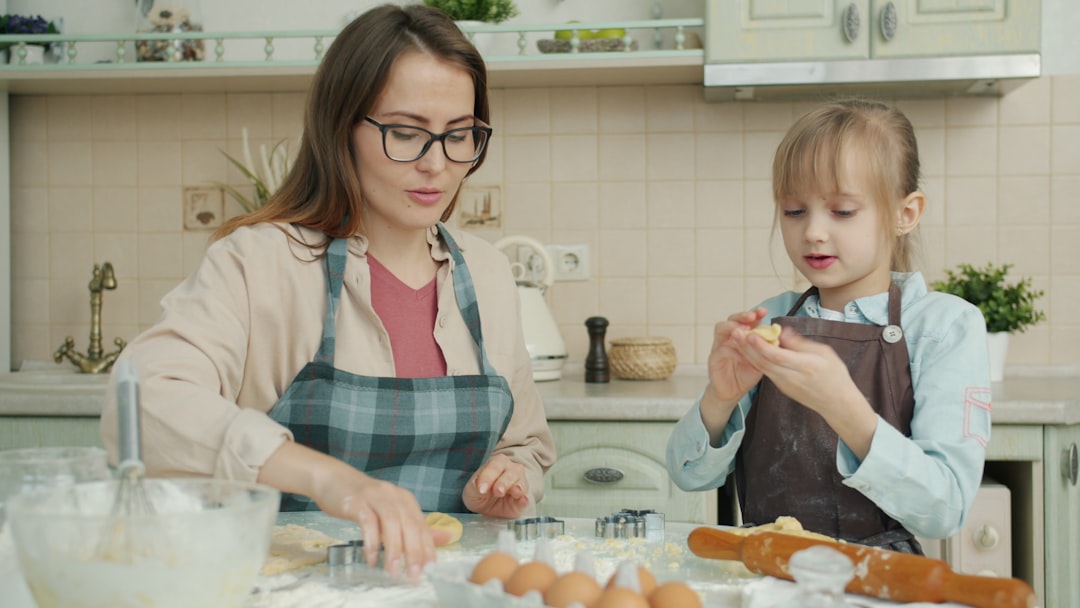 ejercicios de motricidad fina - Madre e hijo cocinando juntos, una forma natural de integrar la motricidad fina en la rutina